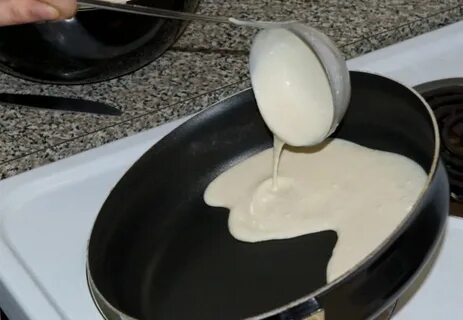 Лить тесто сковороду