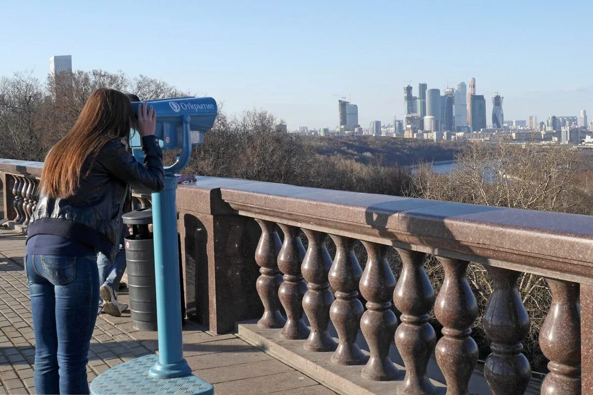 Смотровая площадка мгу. Москва Воробьевы горы смотровая площадка. Воробьевы горы смотровая площа. Смотровая площадка МГУ воробьёвы горы. Смотровая площадка около МГУ.