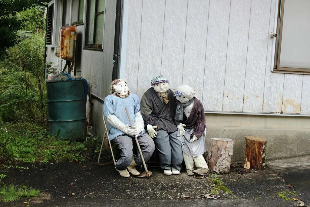 Много соседей живут. Деревенский житель Японии. Нагоро японская деревня. Деревня кукол в Японии. Большие пупсы деревня.