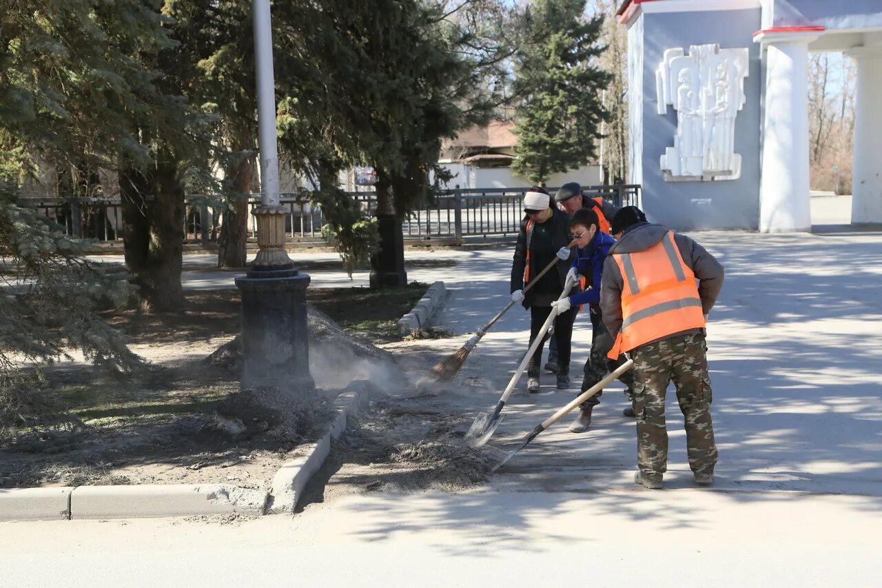 Блокнот волгодонска последние новости происшествия сегодня свежие. Месячник чистоты Ростов. Весенний месячник чистоты. Благоустройство улиц города. Волгодонске провели субботник.