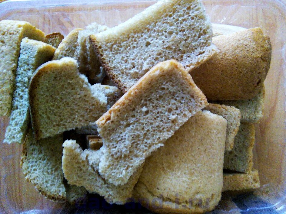 Кусочек сухого хлеба. Черствый хлеб. Сухари. Сухой хлеб. Хлеб сухари.