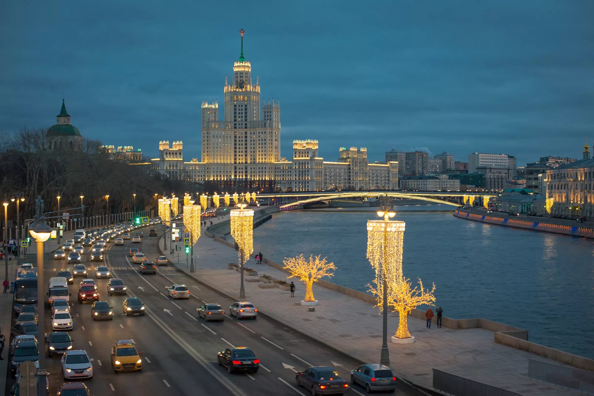 Красивые места в москве весной. Высотка на Котельнической набережной с парка Зарядье. Котельническая набережная вид на парк Зарядье. Парк Зарядье МГУ. Парк Замоскворечье в Москве.