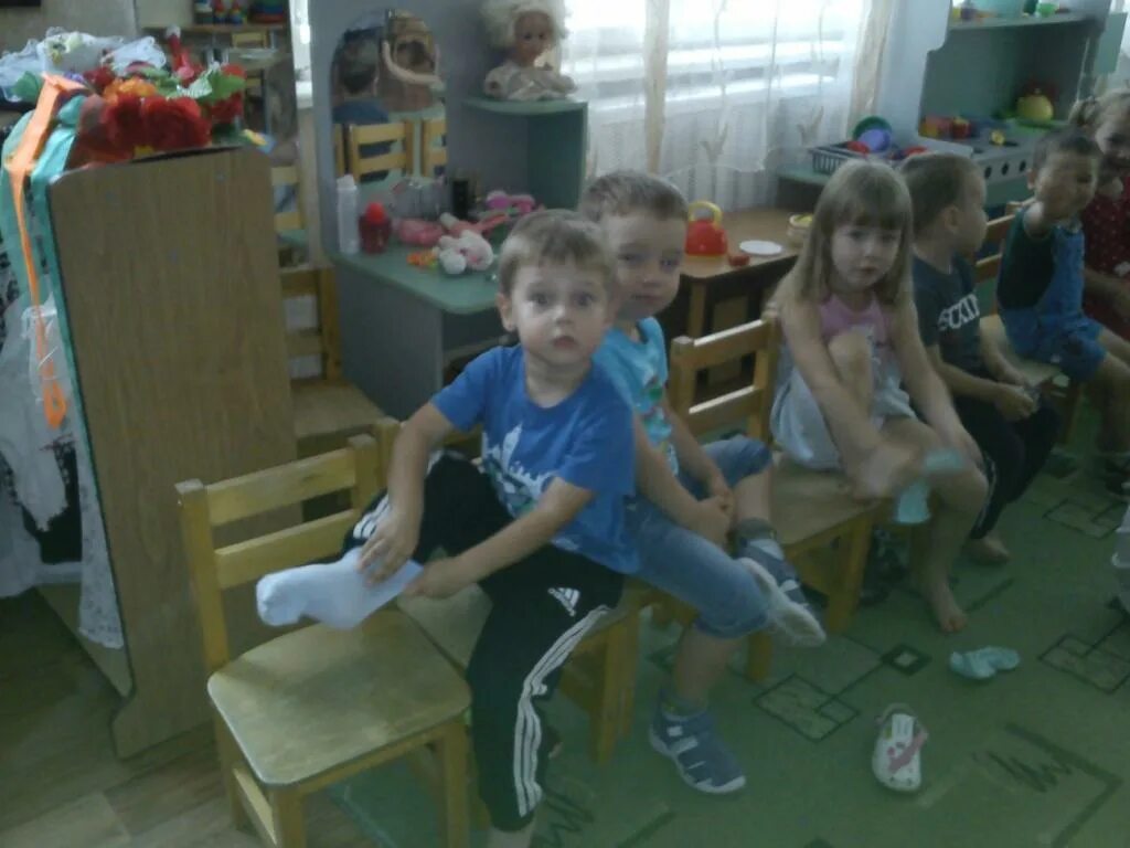 самообслуживание детей 3 4 лет. детский дом для детей даунов. самообслуживание детей 3 4 лет. культурно-гигиенические навыки дошкольников. ребенок ест.