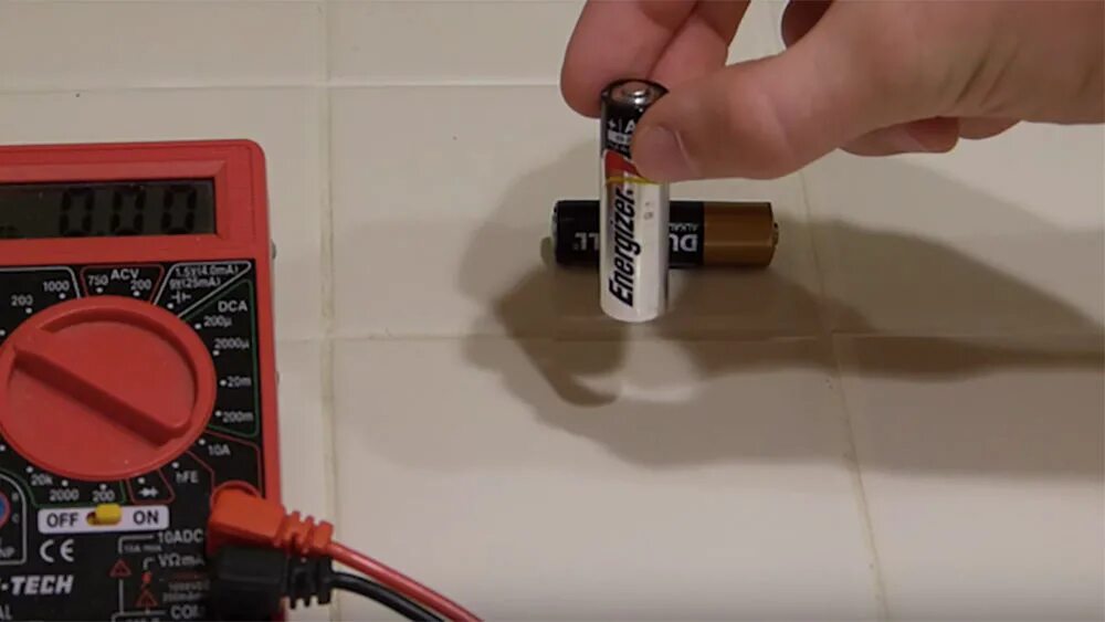 Как заряжать аккумулятор колонки. Батарея заряжена. aa battery. фото заряженного аккумулятора.