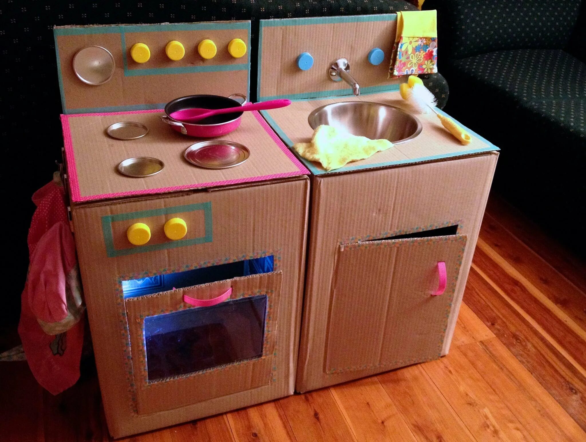 Что можно сделать из коробок своими руками. Детские кухни из картона. Кухни детские из коробок. Игрушечная кухня из коробок. Картонная кухня для ребенка.
