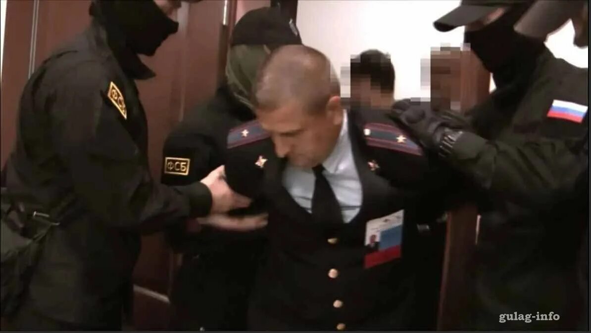 Грубое нарушение сотрудника овд. Фсб задержали полицейского. преступления сотрудников овд. оперативники задержание. сотрудники фсб на задержании.