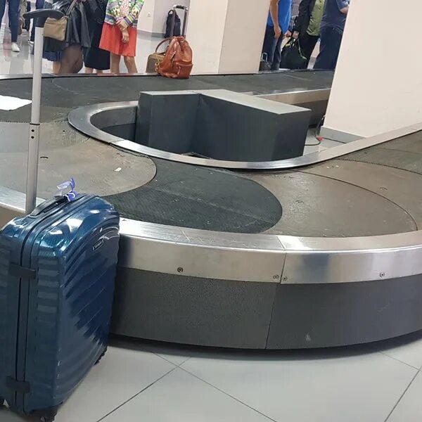 Ленточный транспортер в аэропорту шереметьево. Baggage carousel в аэропорту. Пулково зал выдачи багажа. Выдача багажа в аэропорту шереметьево. Зона выдачи багажа шереметьево.
