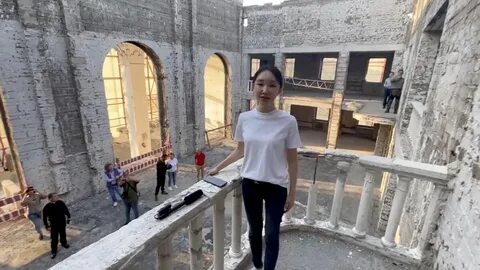 A Chinese opera star’s ode to Russia—from a Ukrainian bomb site 