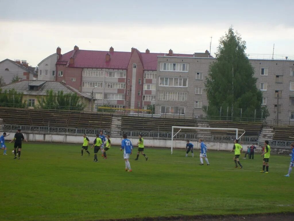 Футбольные клубы в вятских полянах. Парк у стадиона электрон великий новгород. Стадион электрон вятские поляны. Стадион электрон казань. Старый стадион электрон великий новгород.