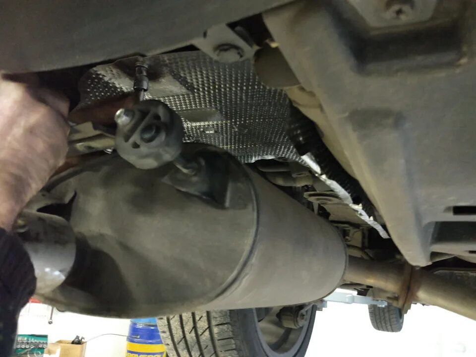 Термоэкран глушителя. Выхлопная система камри 50 2.0. тепловой экран глушителя тойота камри 40. выхлопная система камри 50. тепловой экран глушителя тойота камри v50.