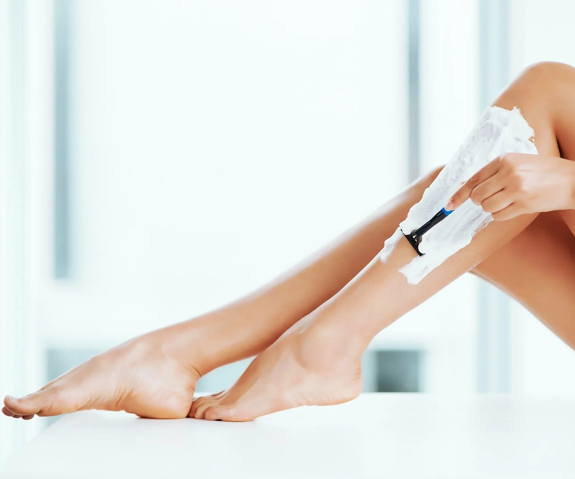 Как брить ноги бритвой. Девушка с бритыми ногами. Для бритья ног женщинам. Бритье ног. Как брить ноги ластиком.