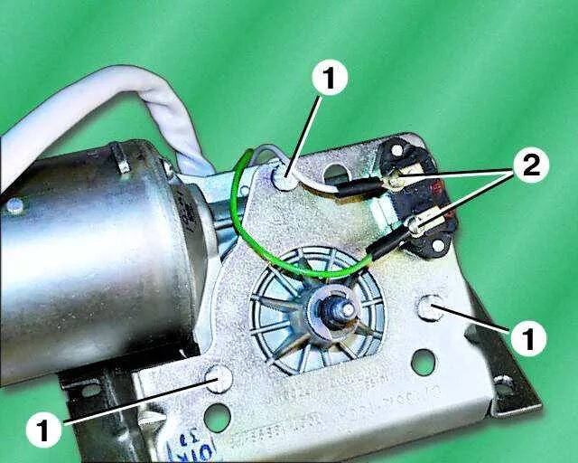 Предохранитель моторчика стеклоочистителя. Мотор стеклоочистителя Волга 3110. ГАЗ 3110 мотор редуктор стеклоочистителя ГАЗ 3110. Биметаллический предохранитель стеклоочистителя и ГАЗ 3110. Биметаллический предохранитель дворников ГАЗ 3110.