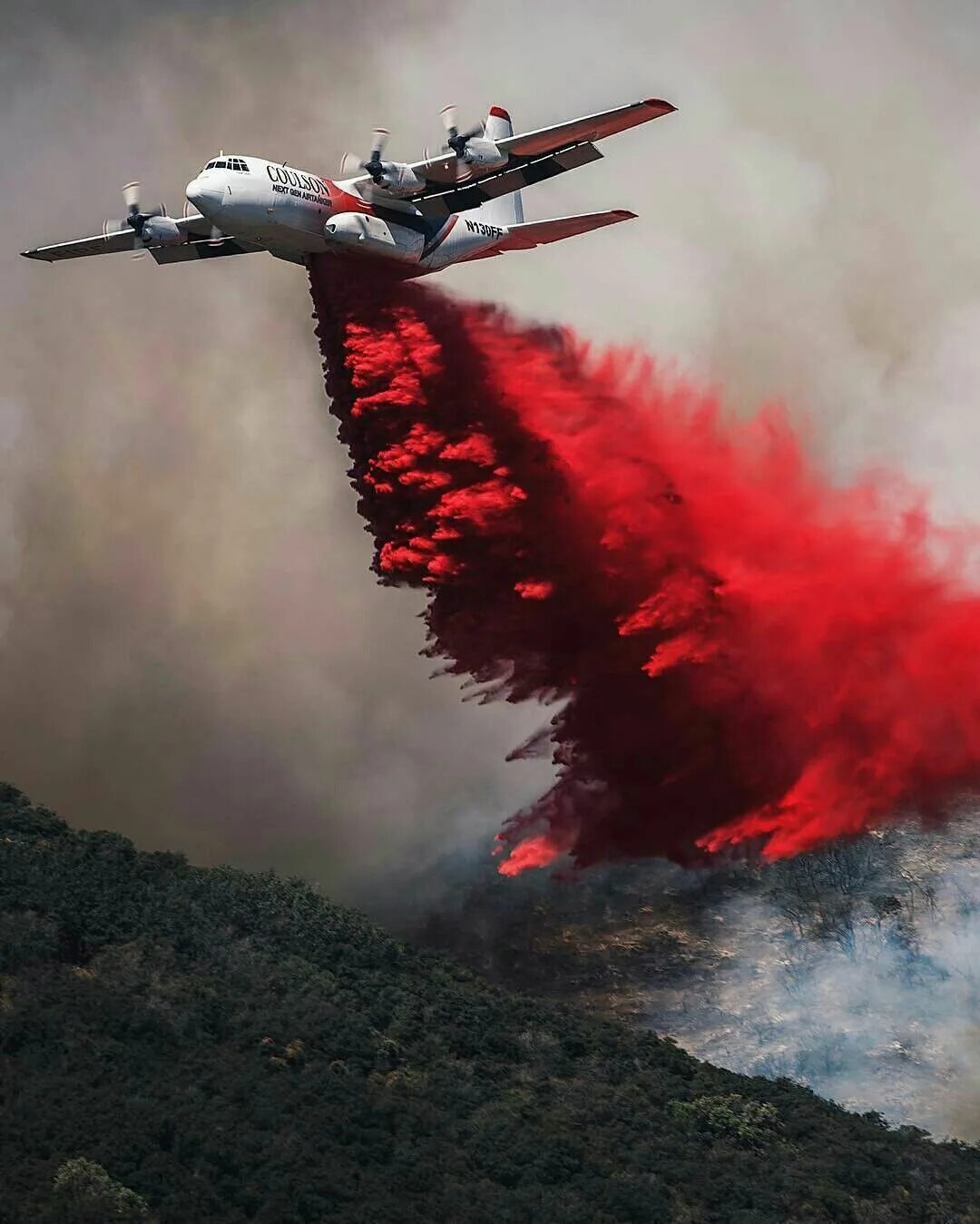 В каком году появились пожарные самолеты. C-130 Hercules пожарный. Пожарный самолет. Российские пожарные самолеты. Самолет тушит пожар.