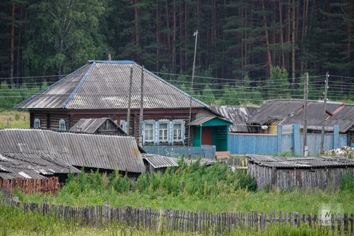 Сел сеть. Деревни Якутии. Якутская деревня. Дома в Якутии. Крестовая деревня Якутия.