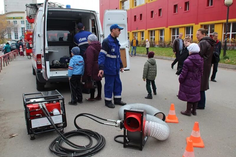 Аварийная невского района телефон. АДС аварийно-диспетчерская служба. Машины коммунальных служб. Аварийно-ремонтная служба. Аварийная служба ЖКХ.