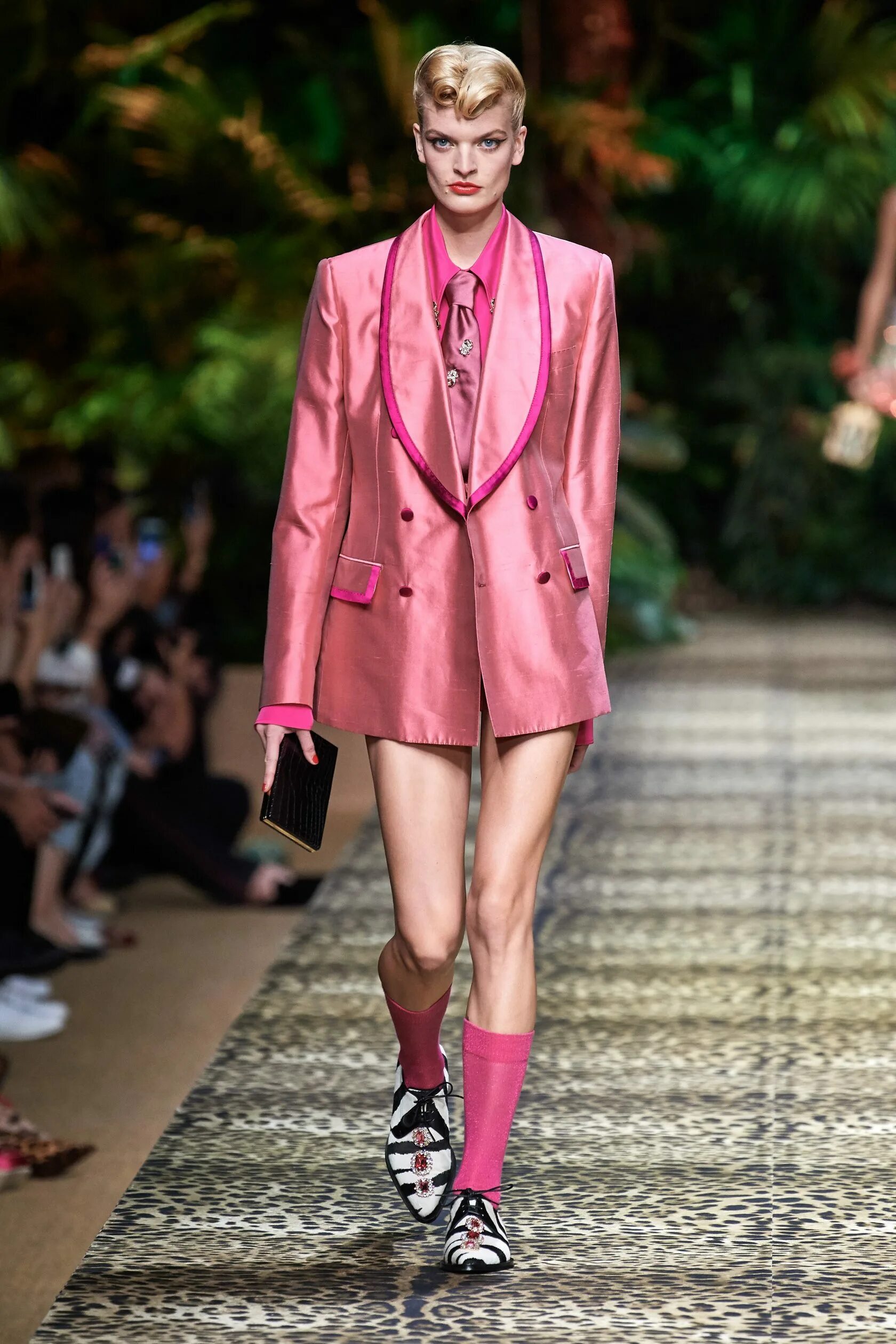 Самая дешевая мода. Коллекция филипп плейн 2020. Раф симонс первая коллекция диор. H m одежда. Показ филипп плейн 2020.