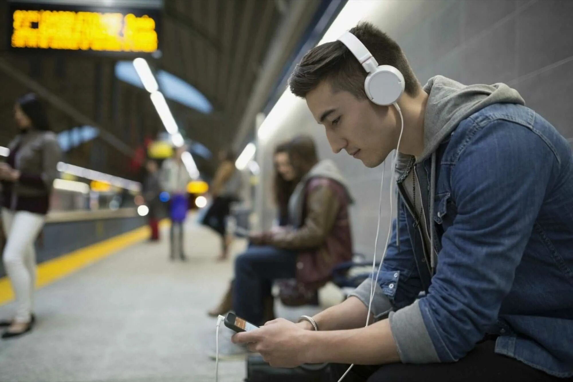 They listening to music now. Человек в наушниках. Прослушивание подкастов. Парень в наушниках. Подросток в наушниках.