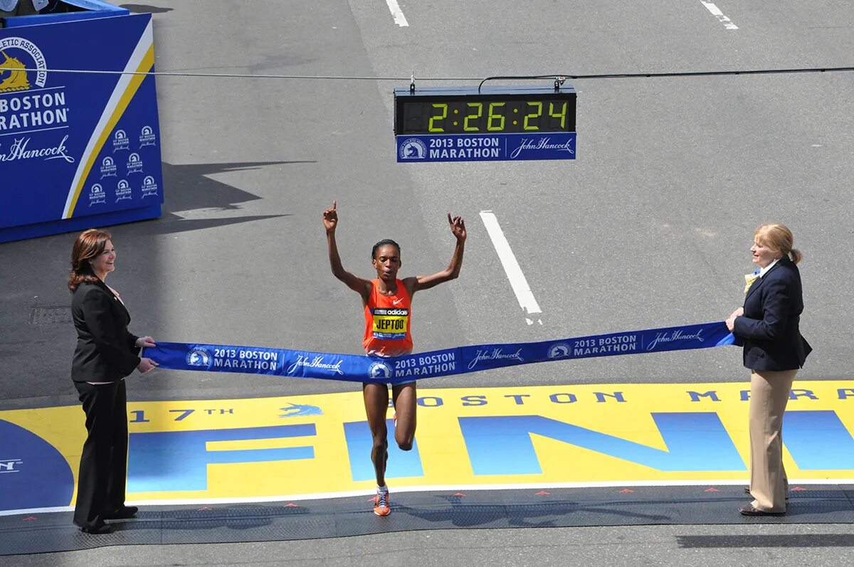 Марафон финиш. Марафонец на финише. Iron man триатлон. Чечун финиш московский марафон. Бег финиш.