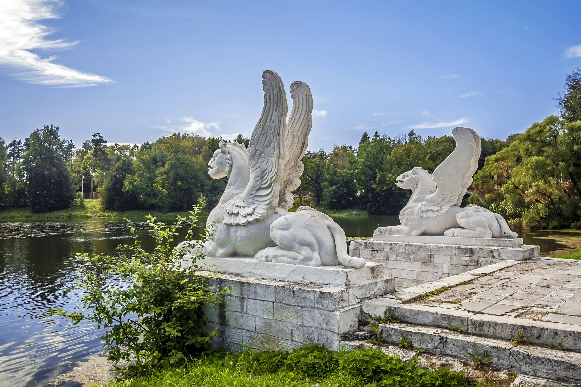 дом с грифонами санкт-петербург крестовский остров. усадьба кузьминки грифоны. грифоны банковского моста в санкт-петербурге. грифон скульптура ампир. грифоны москва.
