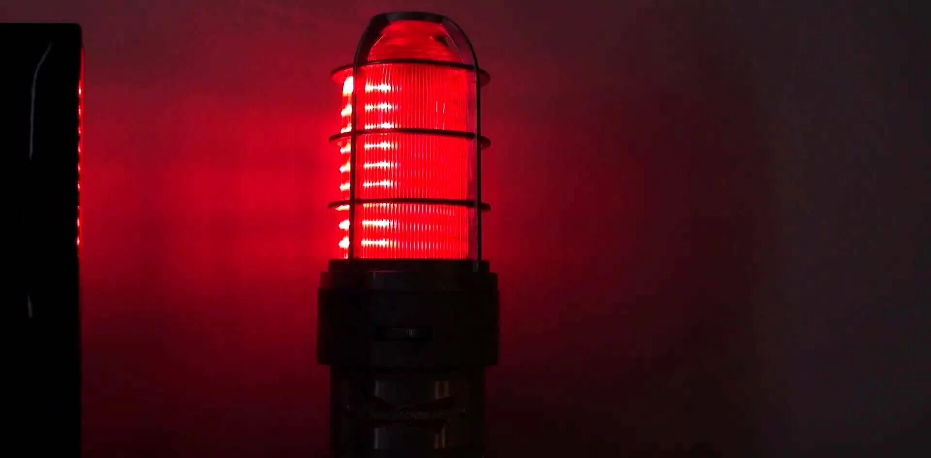 Сигнал тревоги красный. Красная лампа тревоги. Лампочка тревога. Красный фонарь. Фонарь сигнальный красный.