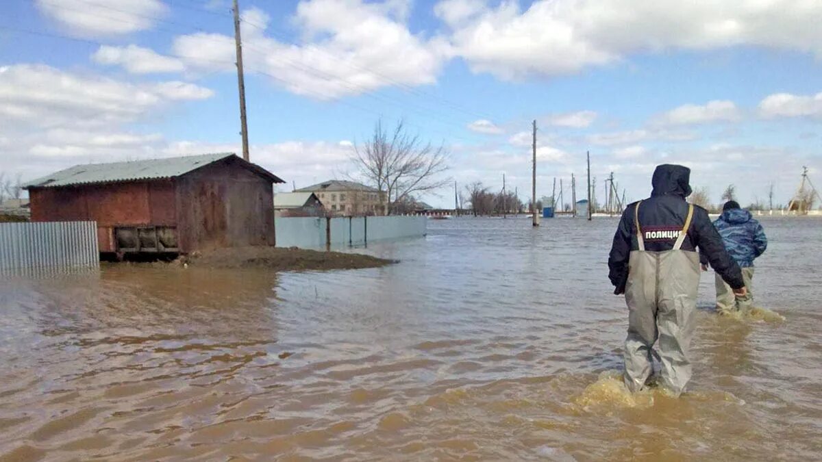 Паводок соль-Илецк. Оренбургская область п светлый наводнение. В Оренбургской области подтопило с,Краснохолм. Паводок весенний Оренбург. Наводнение в оренбургской области сегодня новости