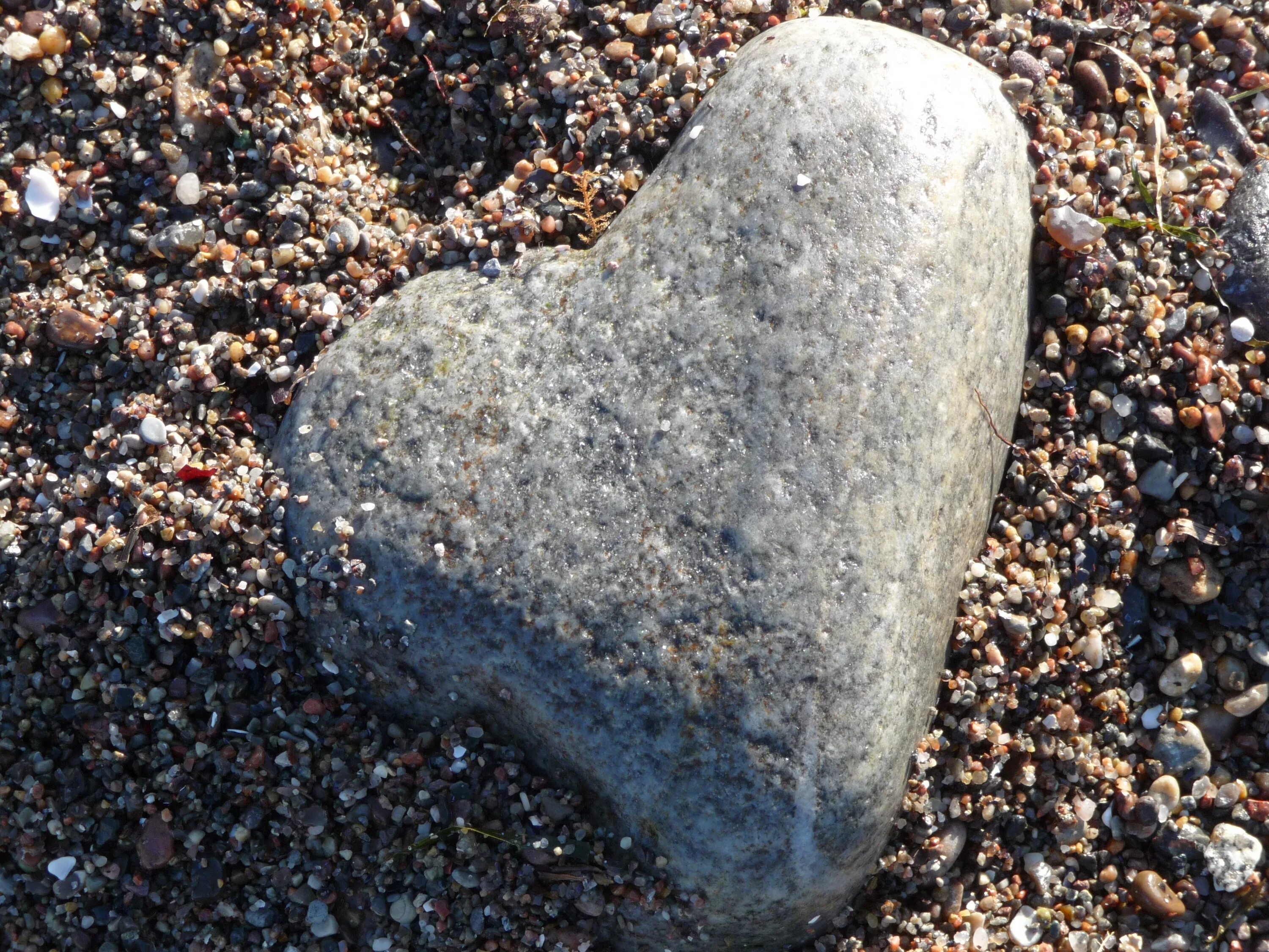 Почему камень твердый. Камни на песке. Галечные объекты. Кубовидный камень песка. Каменное сердце.