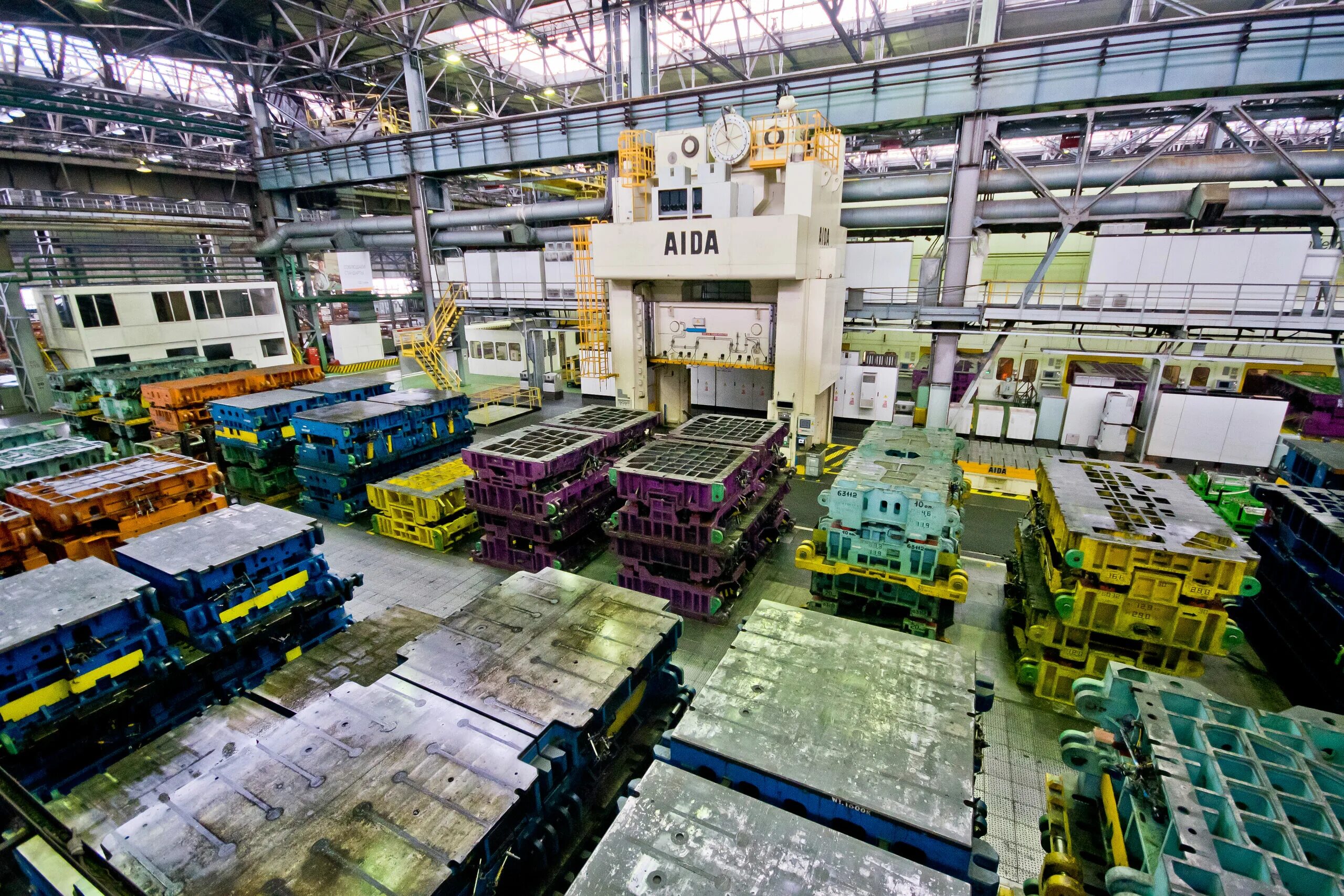 Автоваз прессовый цех. Конвейер. Цех механосборочного производства. Роботы на производстве. Производимых на их заводах.