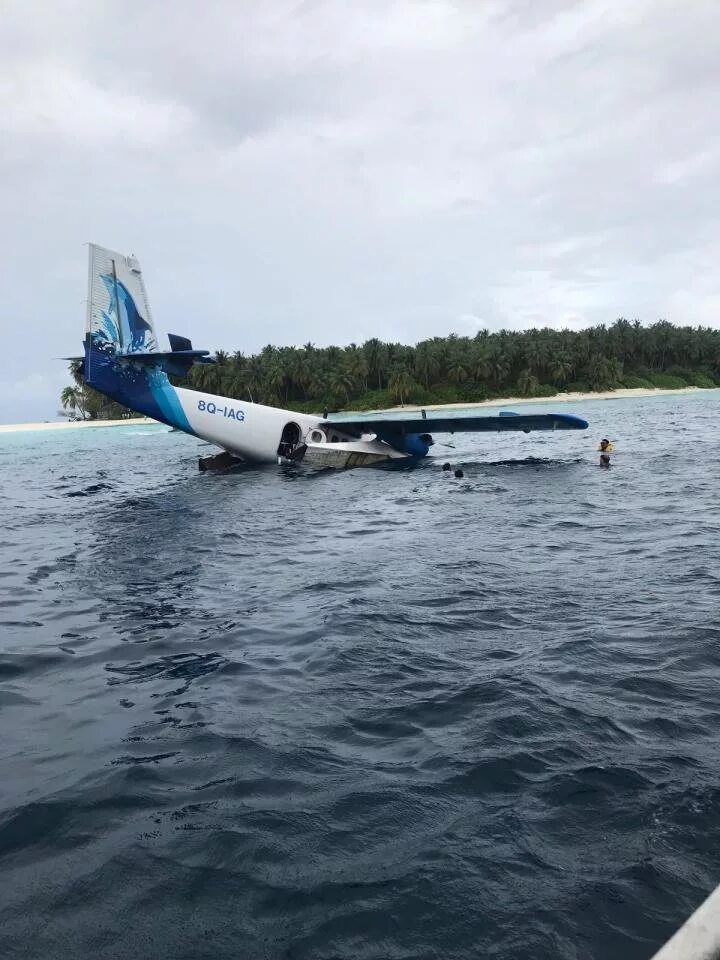 Самолет падает в воду