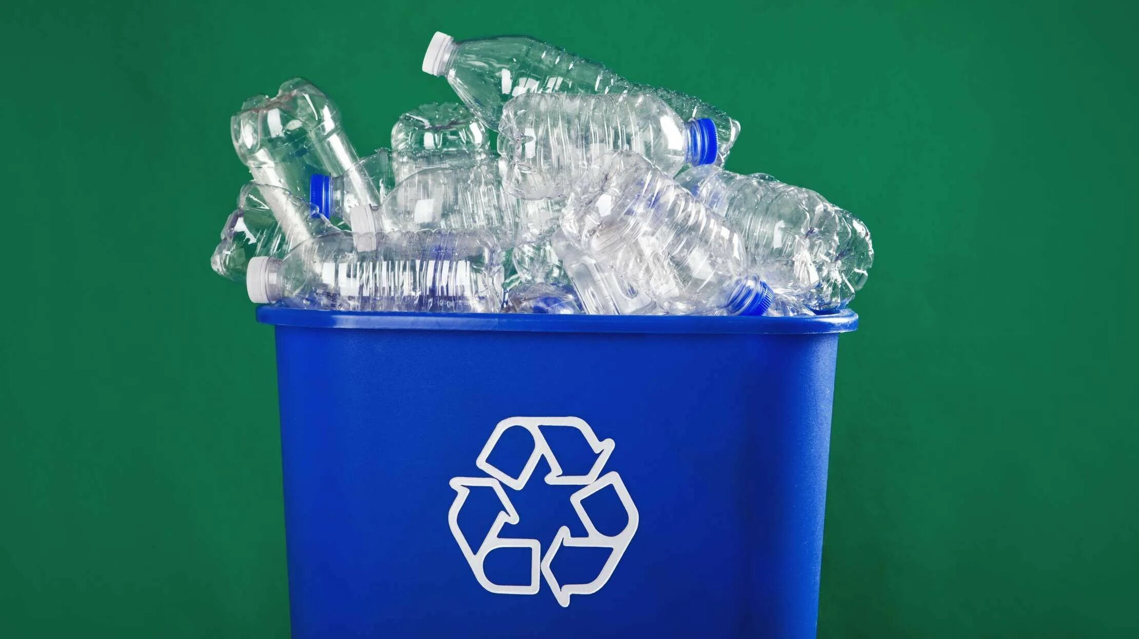 Reduce reuse recycle. Утилизация пластиковых бутылок. Бытовые отходы пластик. Пэт бутылки отходы. Пластик вторсырье.