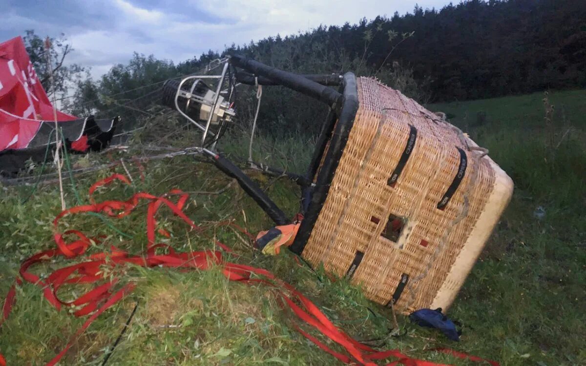 Падение воздушных шаров. Воздушный шар разбился. Падение воздушного шара. Авария воздушного шара. Упавший воздушный шар.