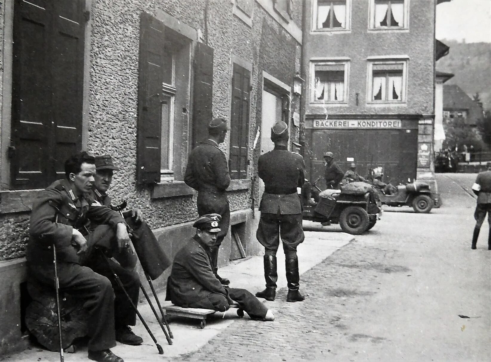 Утечка немецких военных. Военные вермахта апрель 1945. Дессау Германия апрель 1945 Брессон. Южная Германия 1945. Госпиталь Одер Германия 1945.