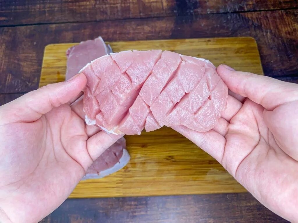 Просто сделать мясо. Нарезанное мясо. Мясо порезанное кусочками. Порезанная куриная грудка.