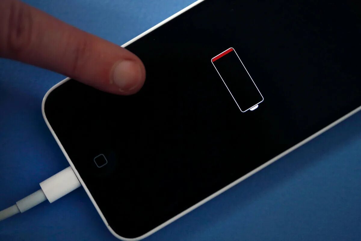 Как телефон определяет зарядку. Iphone 5 заряжается экран. Iphone 6 индикатор разряженной батареи. Как заряжается айфон 11. Экран зарядки айфона.