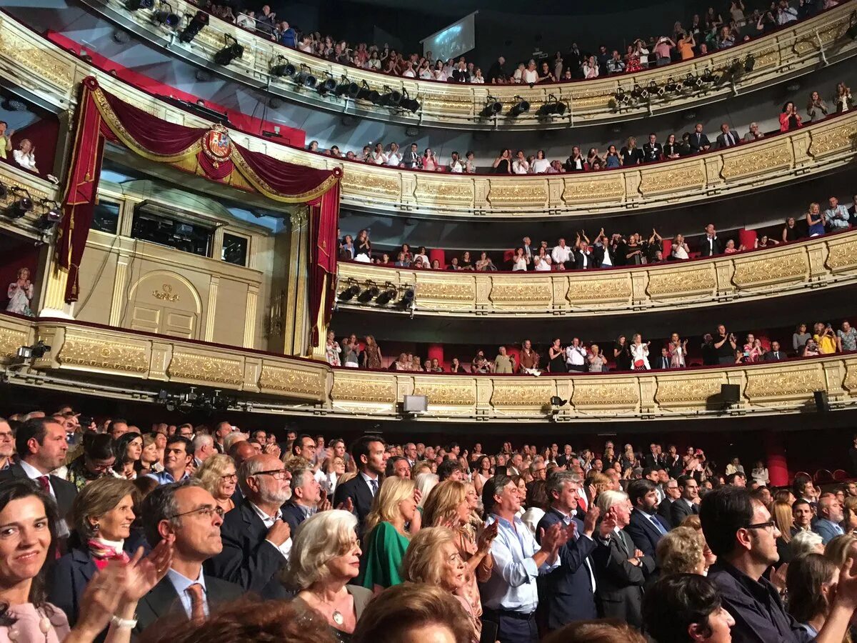 Concerts theatre. Венская опера зрительный зал. Оперный театр в Мадриде. Королевский театр (Мадрид). Венская опера партер.