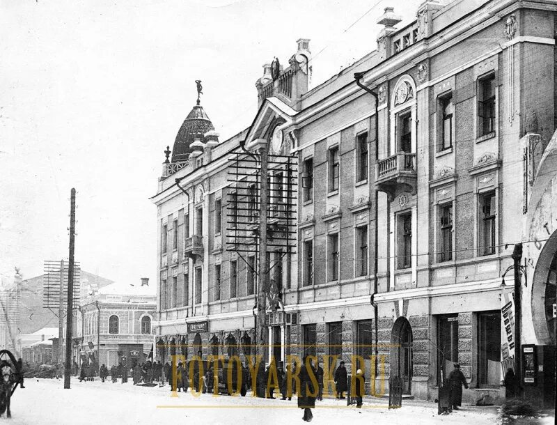 Старый город красноярск. Красноярск 1950 год. Дом офицеров красноярск. Сибирь 19 век красноярск. Енисейск наводнение 1870.