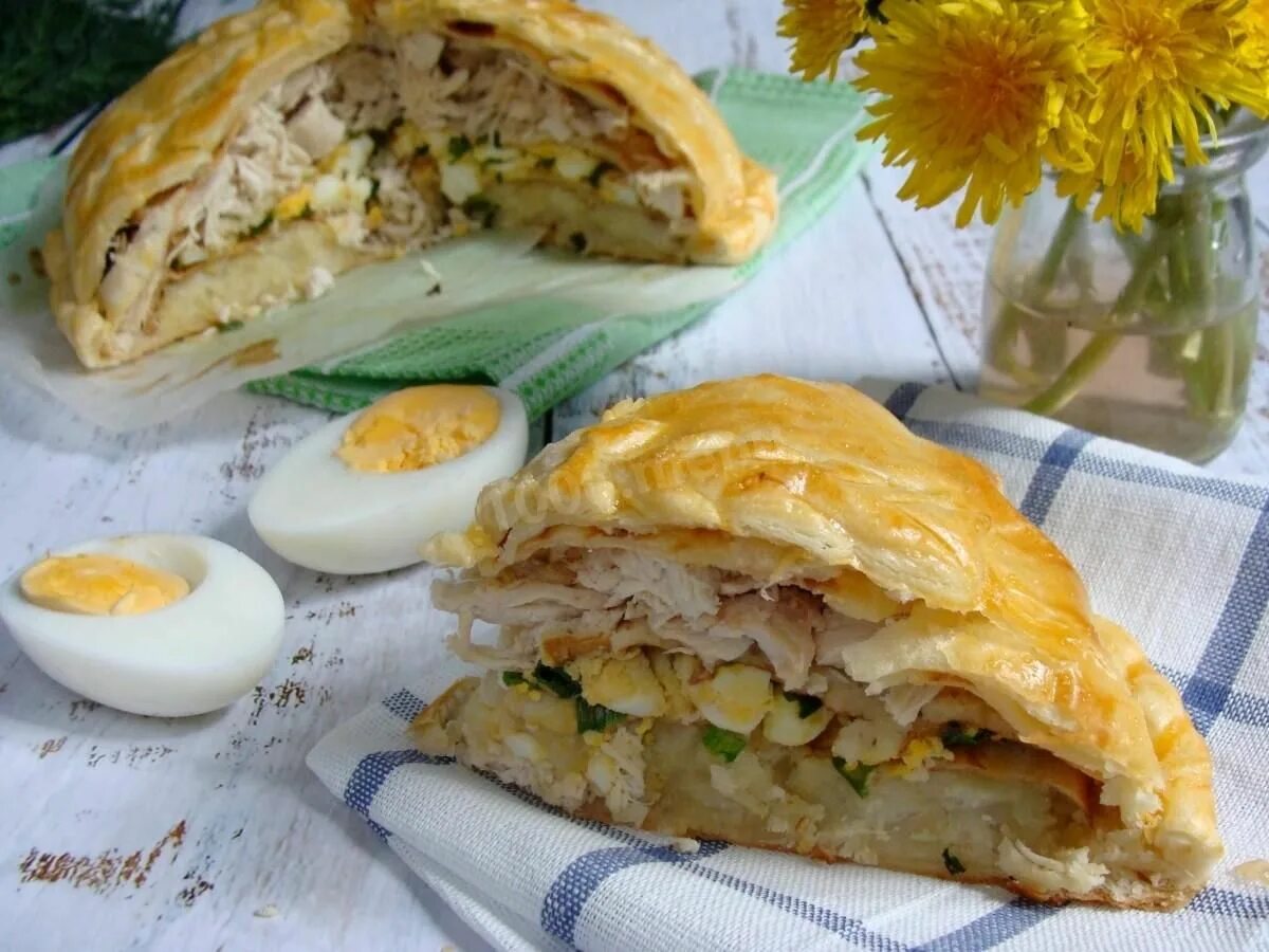 Рецепт пирога с картошкой из слоеного теста. Пирог курник с курицей и картошкой. курник слоеный. королевский курник. курник вегетарианский.