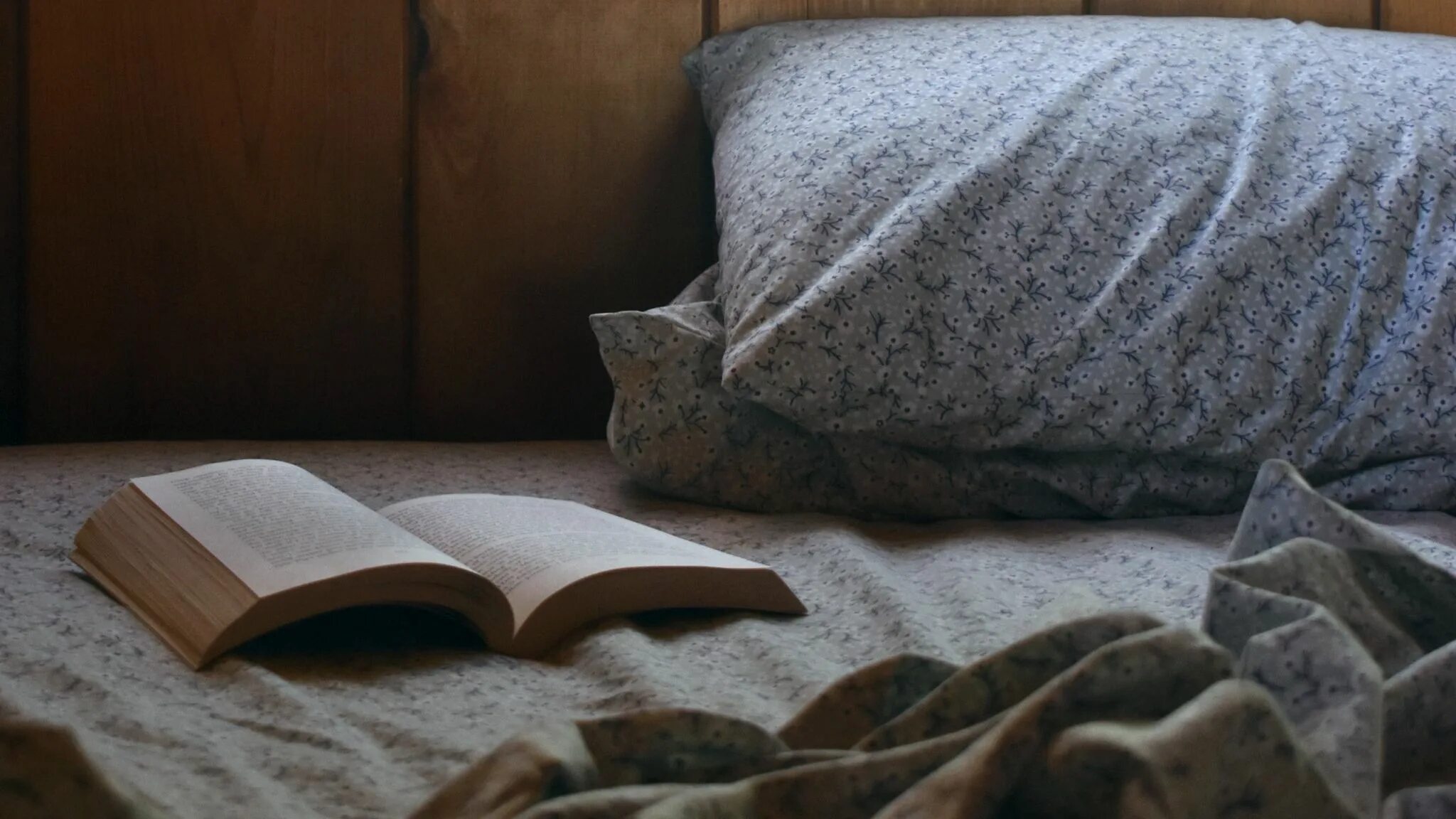 Книга ты я постель сейчас же. Подушки на кровати. Мятая кровать. Книга на кровати. Уютная постель.