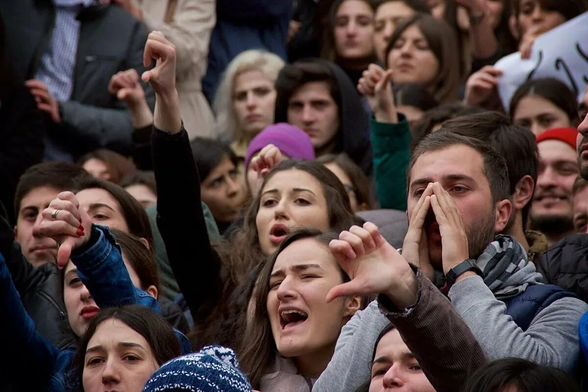 Человек толпы. Агрессивная толпа. Много людей. Поведение митинге