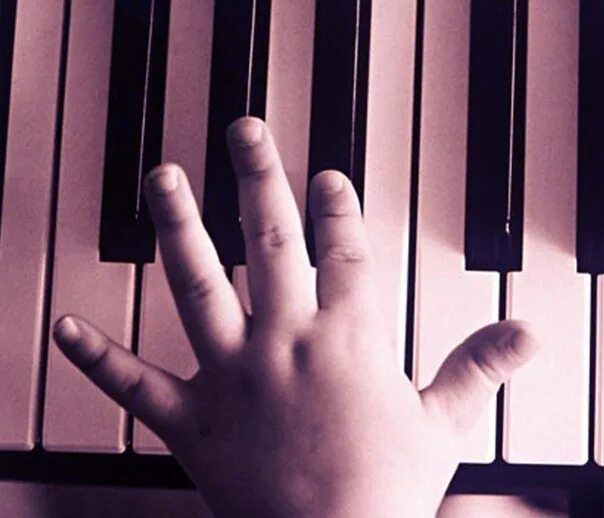 Мальчик бережно положил руки на клавиши закрыл. Руки пианиста. Фортепьяно руки детские. Руки на клавишах пианино. Детские руки на фортепиано.