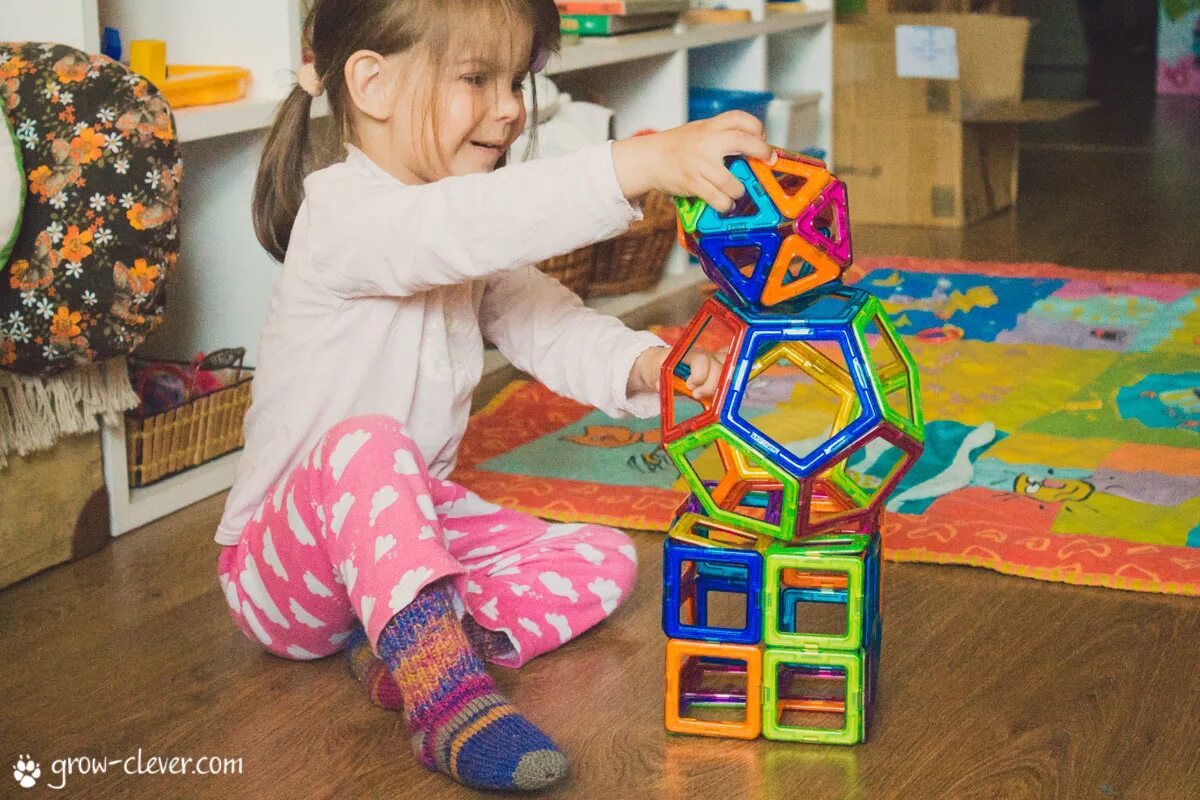 Детские игрушки для раннего возраста ребенка. Игрушки развивающие воображение. Конструктор детский, магнитный. Современные развивающие игрушки. Конструктор детский, магнитный.