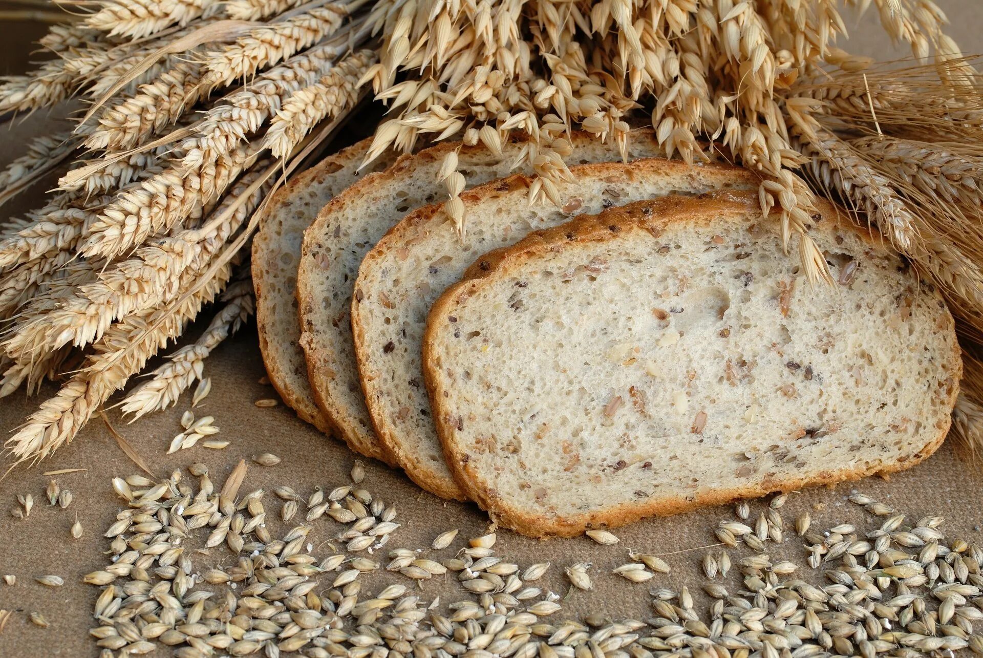 Мультизлаковый бездрожжевой хлеб. Хлеб злаковый. Хлеб с отрубями. Хлебобулочные изделия из пшеницы. Буханки пшеничные