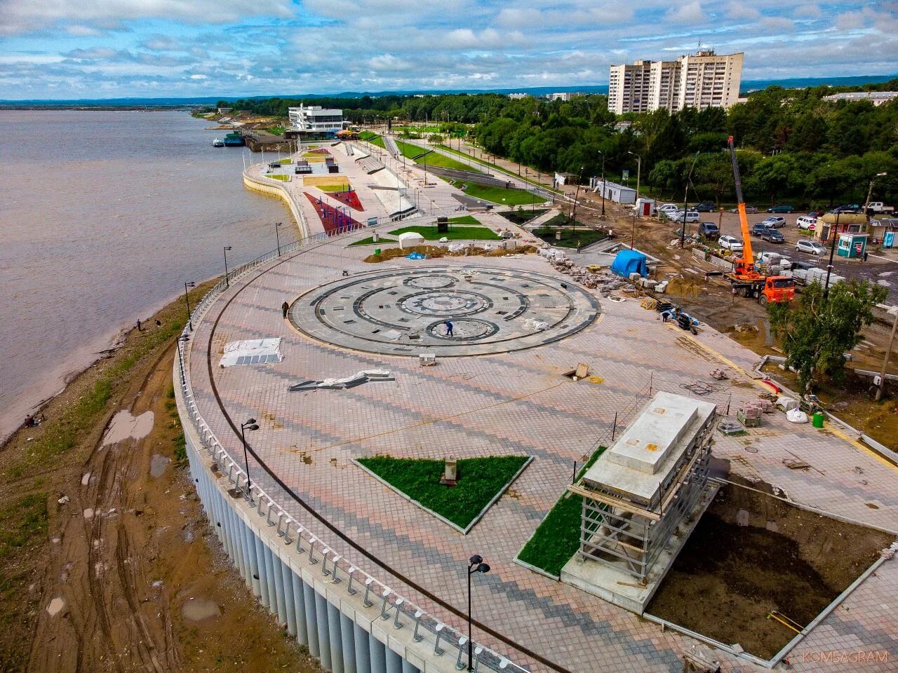 Куда можно сходить в комсомольске на амуре. Набережная комсомольска на амуре. Фонтан в парке злк комсомольск. Детские развлекательные центры в комсомольске на амуре. Новая набережная комсомольск-на-амуре.