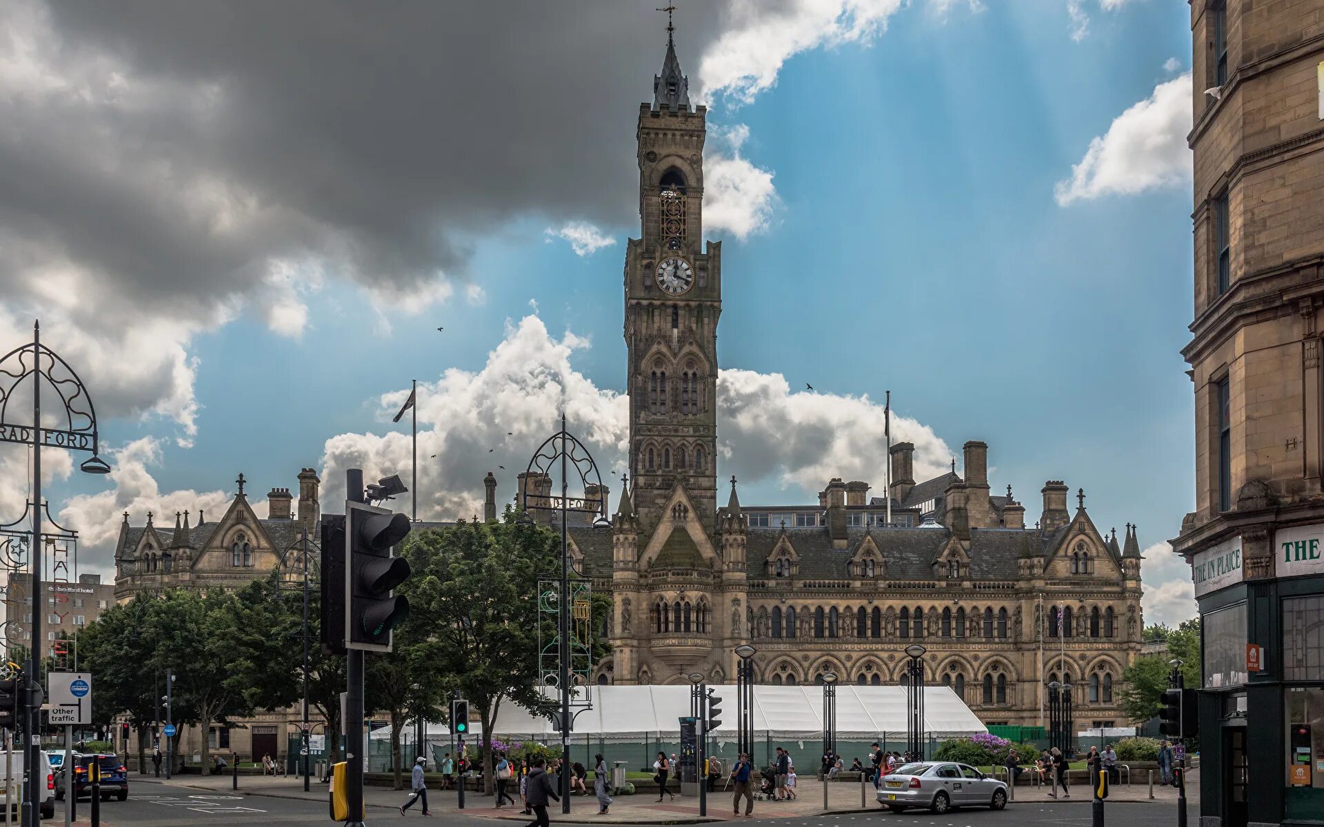 Брэдфорд город в Англии. Bradford old City Hall Брадфорд. Англия город бишепстон. Лаунстон город Англия.