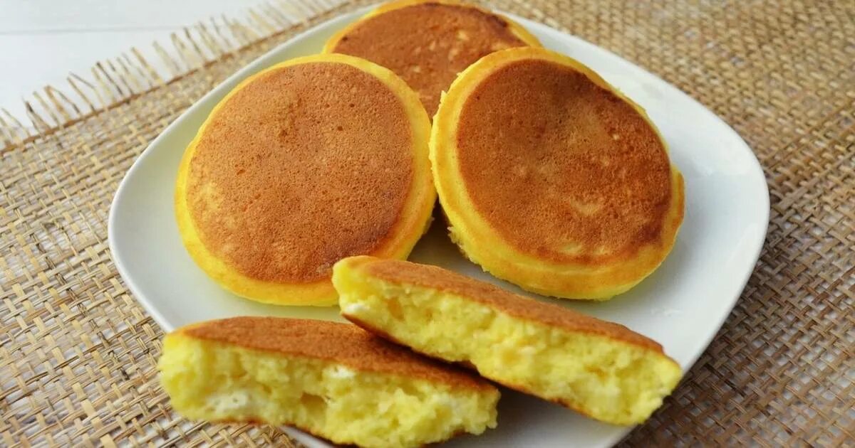 оладьи с творогом. творожники оладьи из творога. завтрак оладушки. оладьи с творогом. завтрак оладушки.