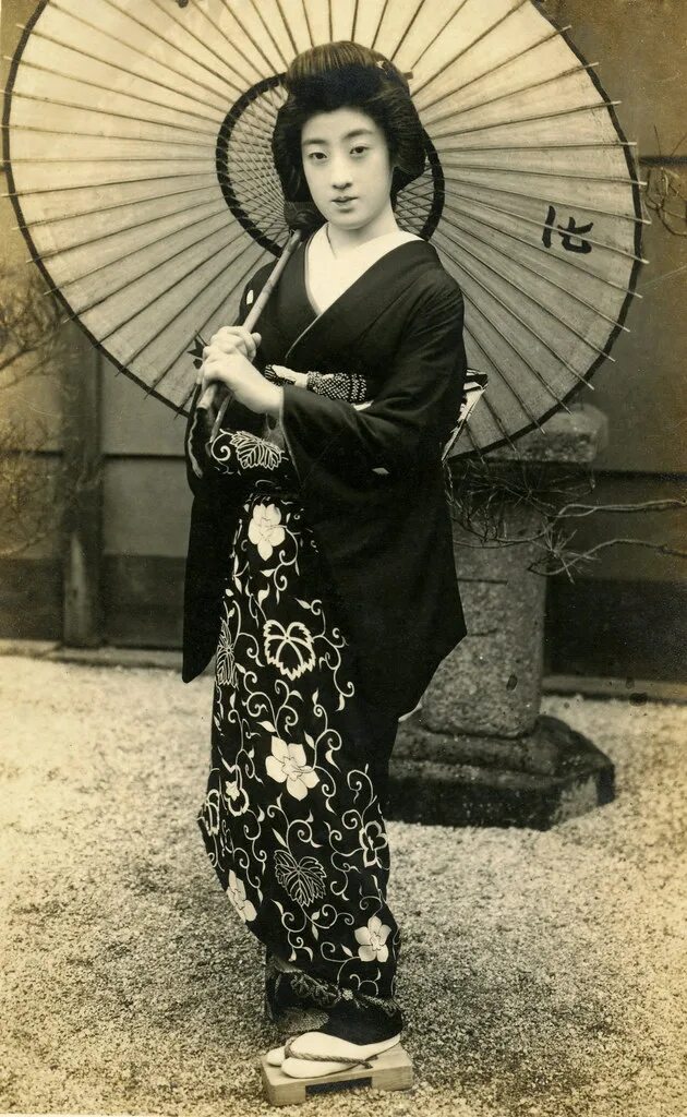 Старая японская мама. Кимоно гейша 19 век. Гейша Хацумомо историческое. Майко гейши 1920. Гейши Японии 1840.