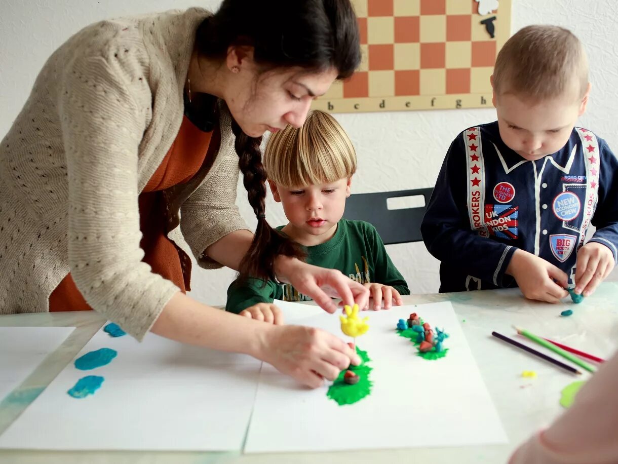 индивидуальное занятие по лепке. занятие лепкой комплексно воздействуют на развитие ребенка. изо лепка для детей. рабочее место для лепки из пластилина. методика обучения рисованию в разных возрастных группах.