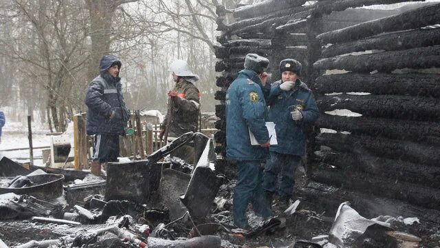 Пожары кардымово. Пожар в деревне шокино. Сгоревший дом. Пожар в деревне шокино. Видео пожара в кардымово.