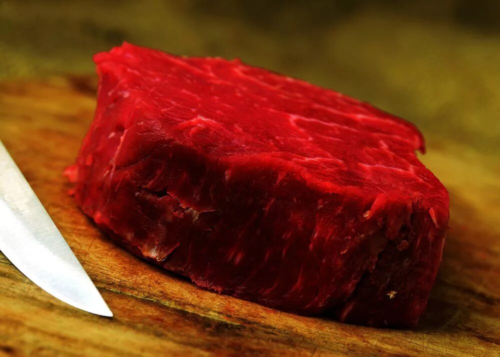 Red rare мясо. Стейк с кровью много крови. Red meat