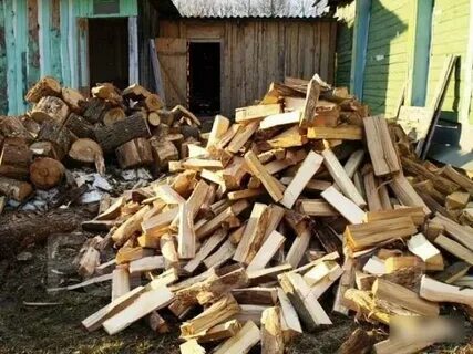 Во дворе пилят дрова и летают грачи