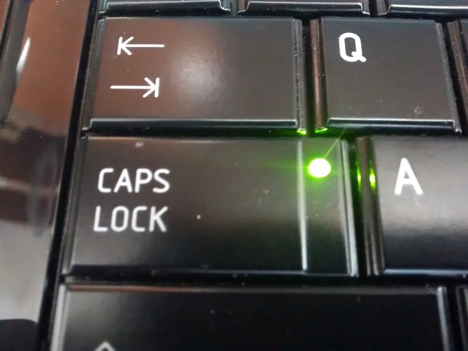 Капс лок на клавиатуре. Клавиша caps Lock на клавиатуре. CAPSLOCK на клавиатуре. Caps Lock на ноутбуке.